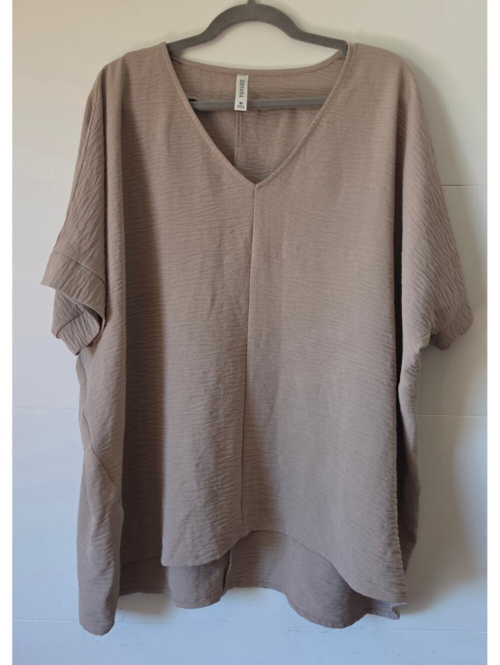 Zenana Crinkle Woven V-Neck Dolman Top Sand Beige Taupe Size Medium EUC,468